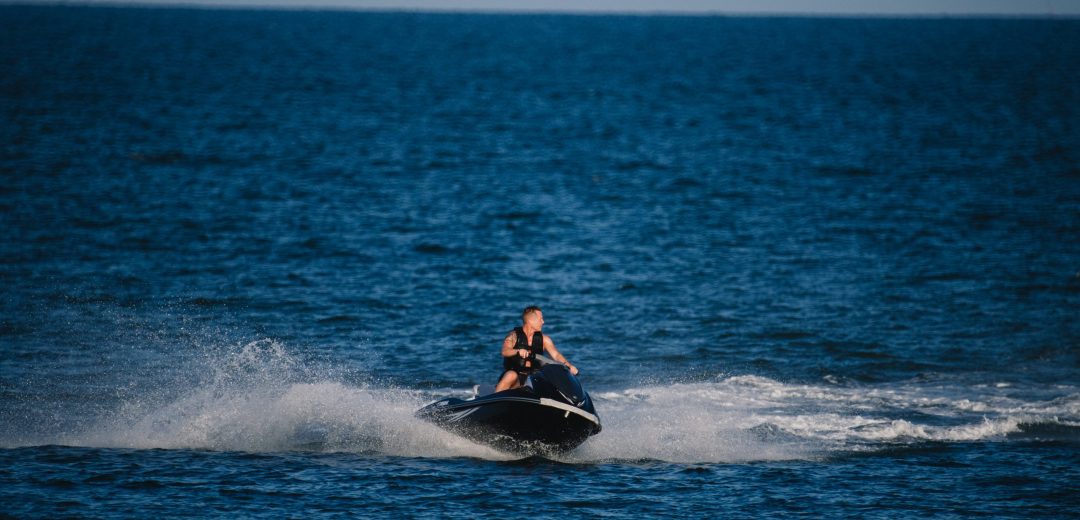 jetski in hua hin beach next to sunsky villa hotel คนเล่นเจ็ทสกี ในทะเลหัวหิน หน้าซันสกายวิลล่า