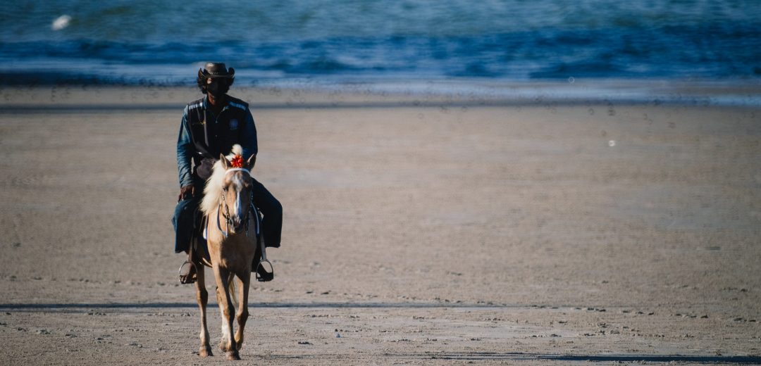 คนขี่ม้าหน้าหาดหัวหิน men riding a horse on Huahin beach