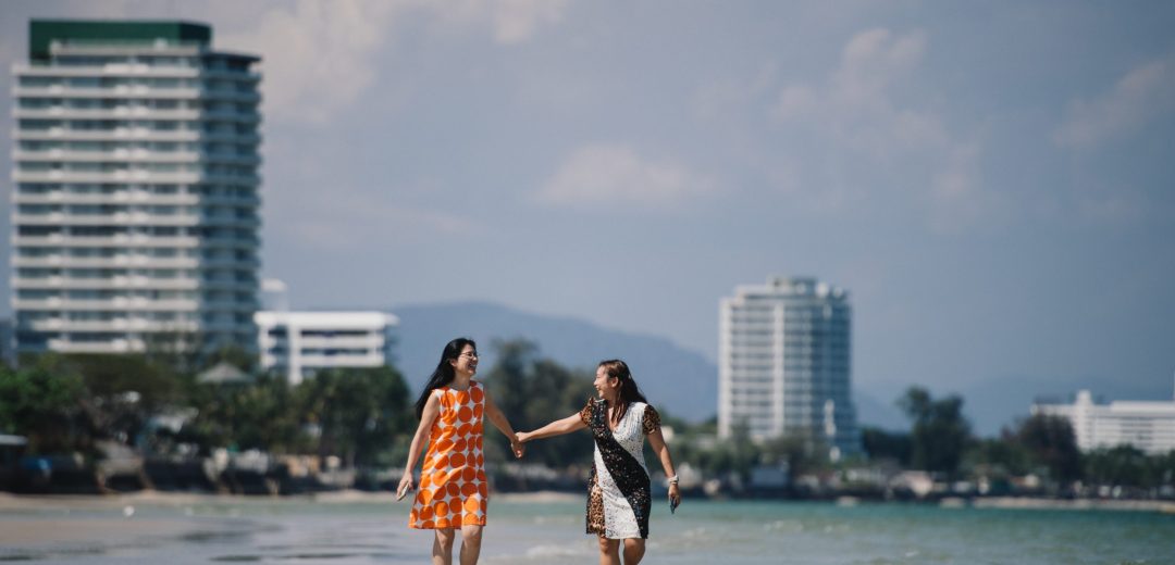 Huahin beach with people enjoying at sunsky villa view วิวหาดหัวหิน พร้อมคนกำลังสนุกสนาน หน้าโรงแรม ซันสกายวิลล่า